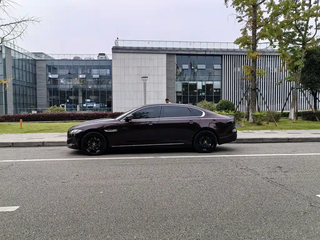 Jaguar XFL — миниатюра 3
