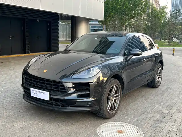 PORSCHE MACAN