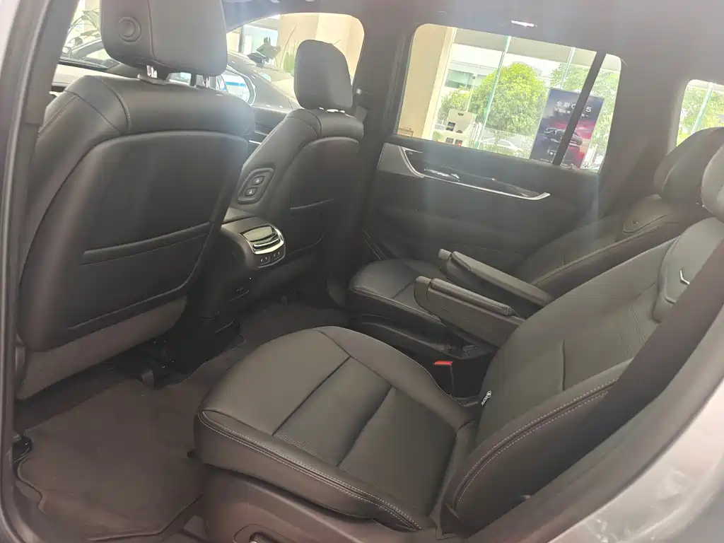 Cadillac XT6 2025 2.0T мест Luxury Executive