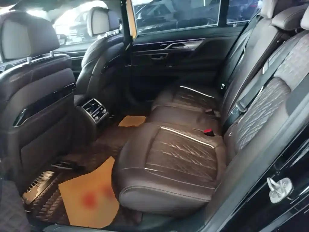 BMW 7 Series — миниатюра 17