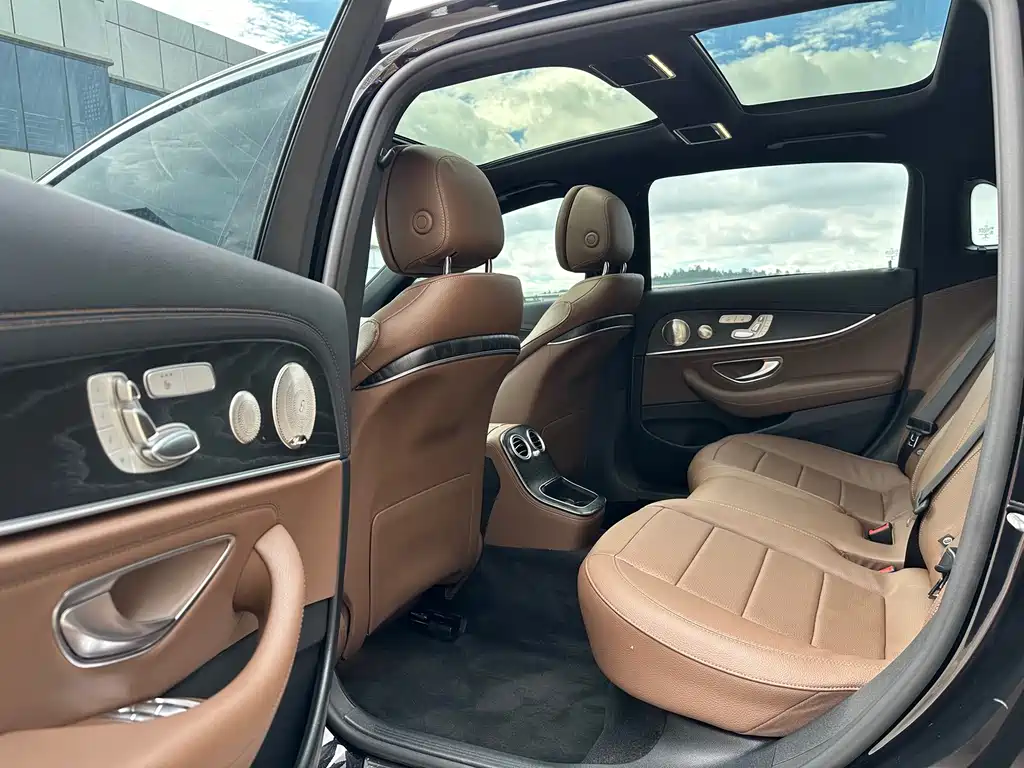 Mercedes-Benz E-Class — миниатюра 9