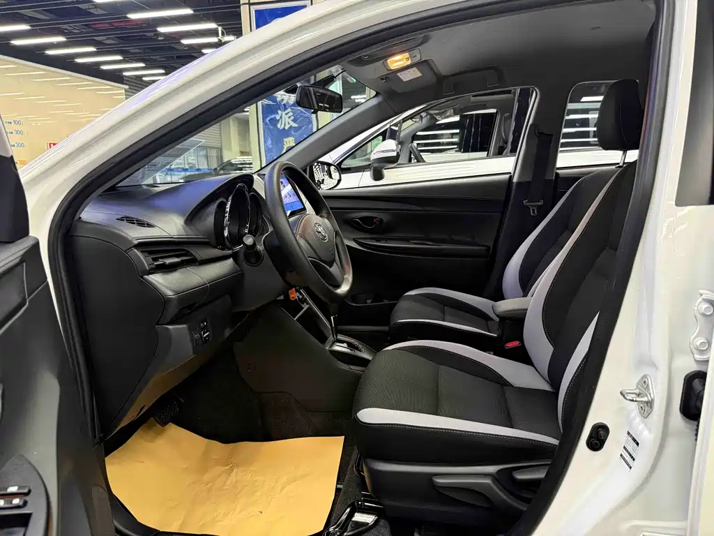 Toyota Yaris L — миниатюра 7