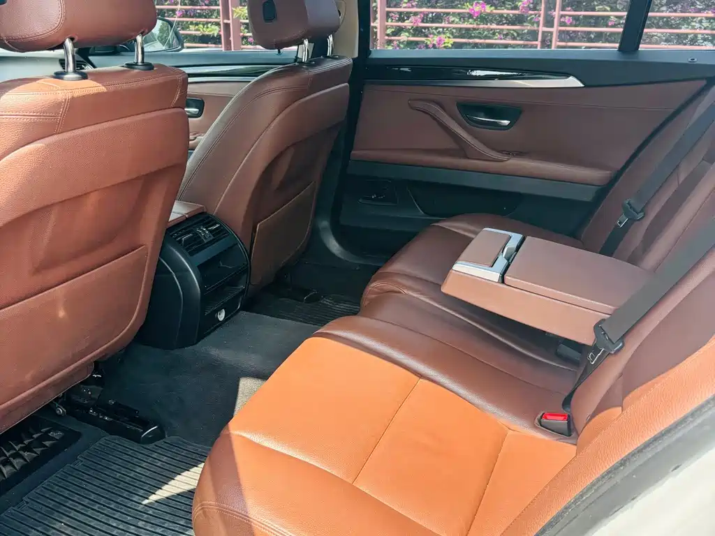 BMW 5 Series — миниатюра 9