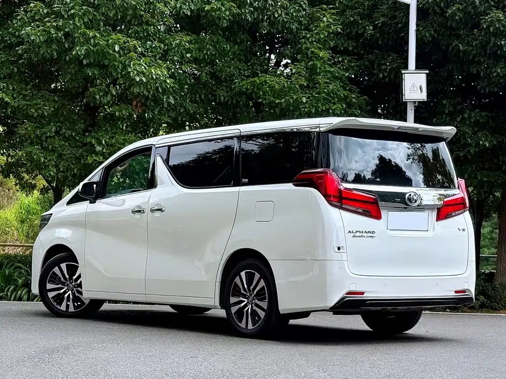 Toyota Alphard — миниатюра 11