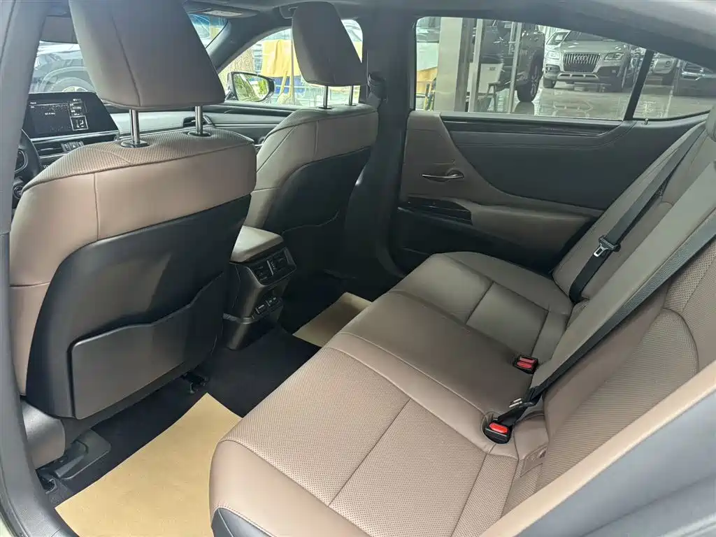 Lexus ES 2021 300h Premium