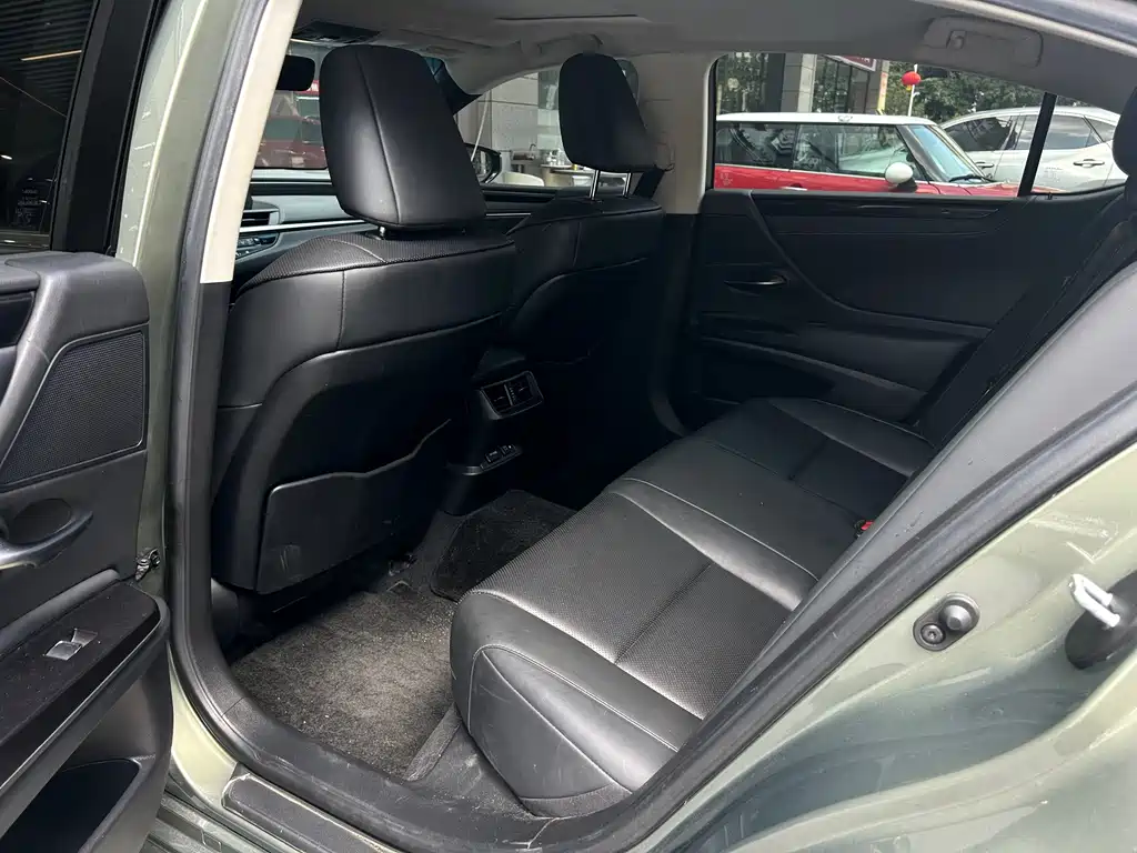 Lexus ES — миниатюра 11