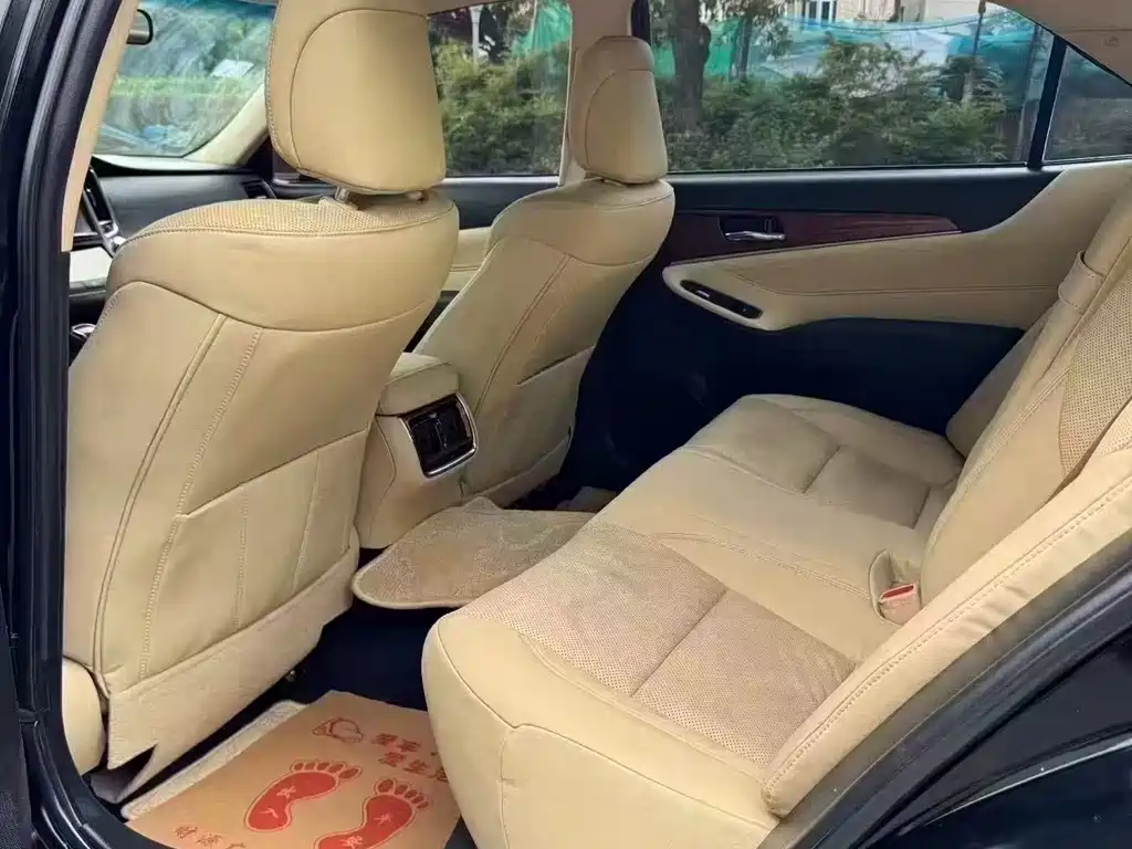 Toyota Crown — миниатюра 6