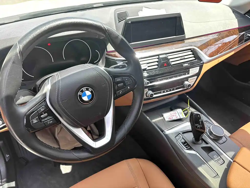 BMW 5 Series — миниатюра 7