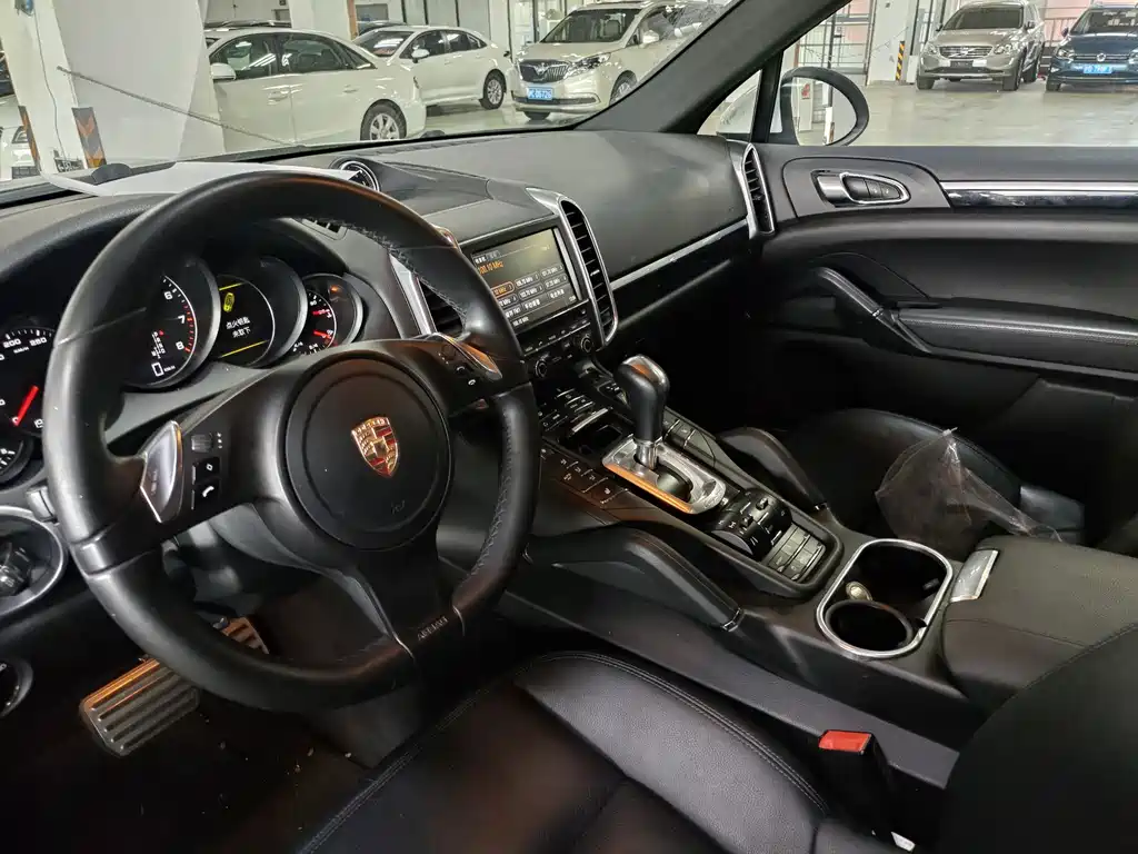 Porsche Cayenne — миниатюра 5