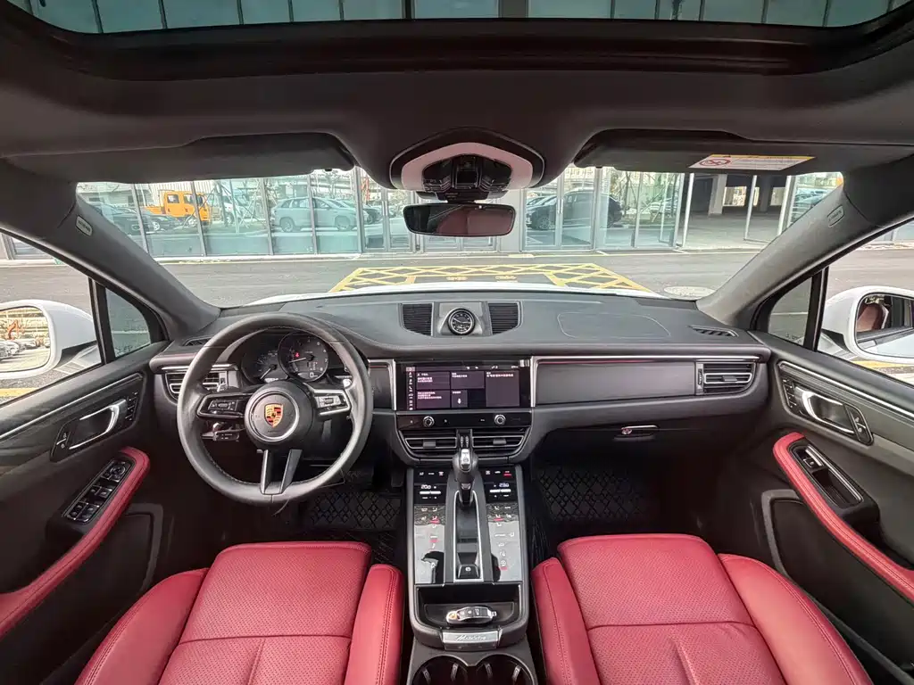 PORSCHE MACAN