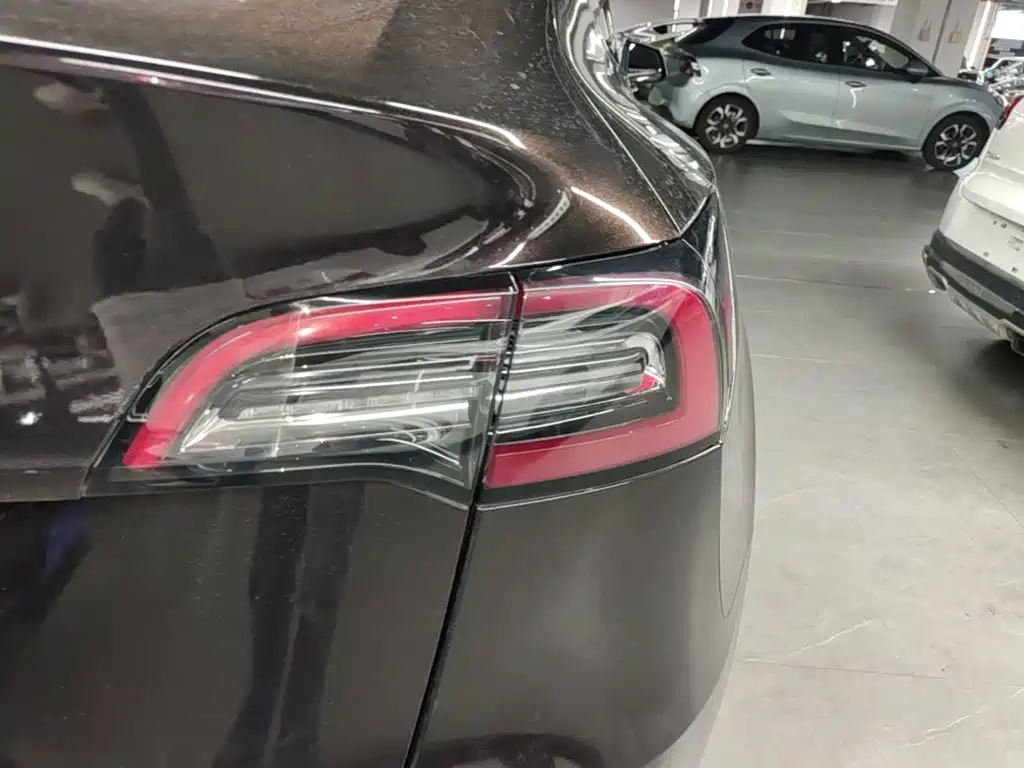 Tesla Model Y — миниатюра 8