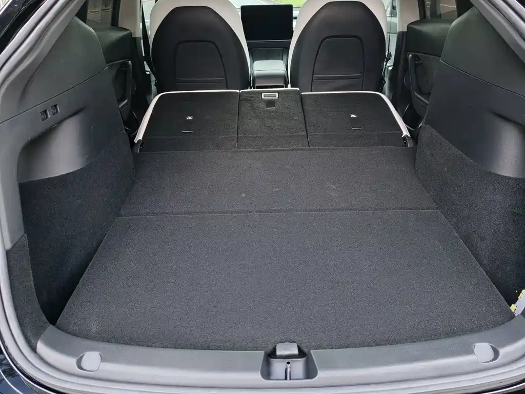 Tesla Model Y — миниатюра 17