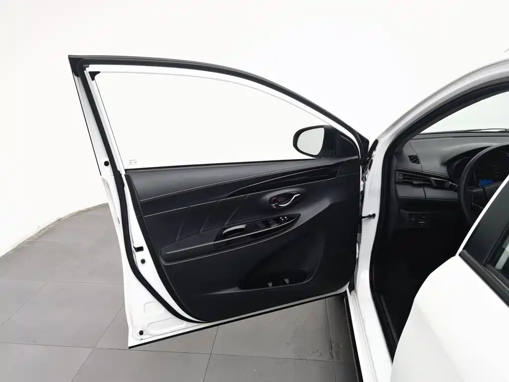 Toyota Yaris L — миниатюра 8