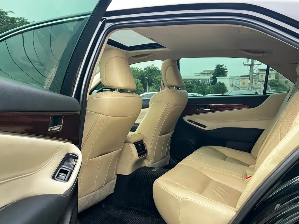 Toyota Crown — миниатюра 5