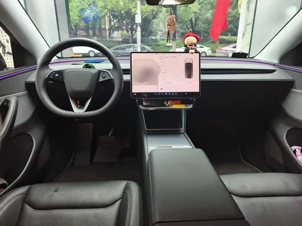 Tesla Model Y — миниатюра 5
