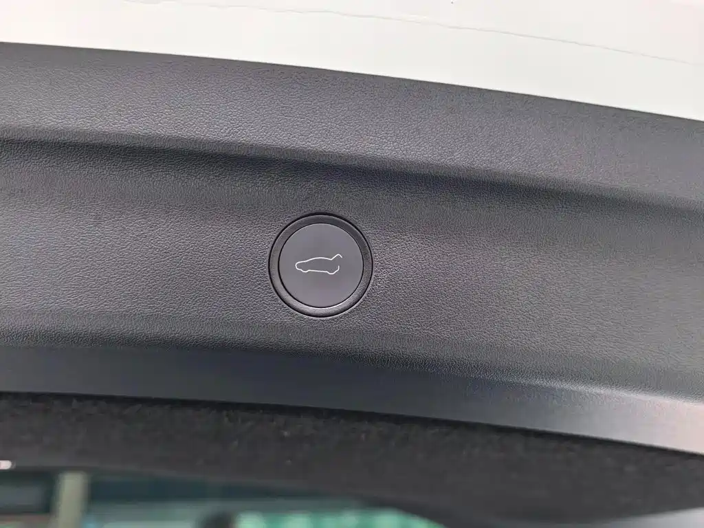 Tesla Model Y — миниатюра 16