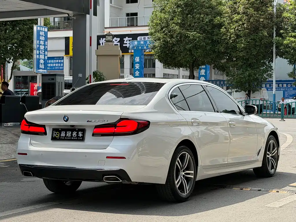 BMW 5 Series — миниатюра 9