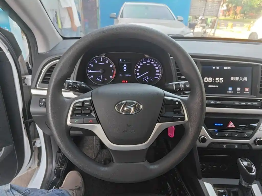 Hyundai Elantra — миниатюра 11