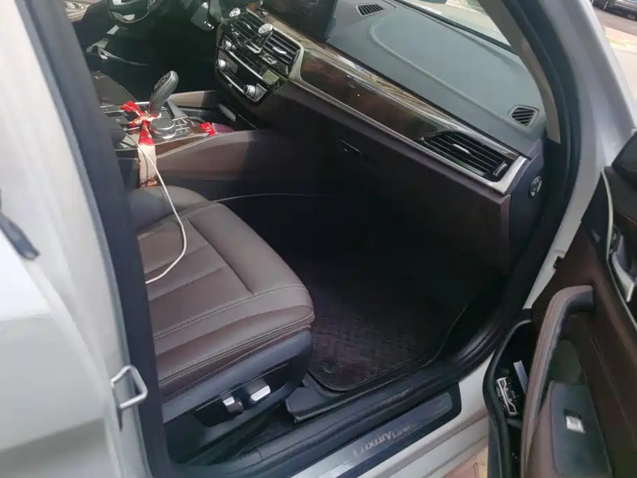 BMW 5 Series — миниатюра 7