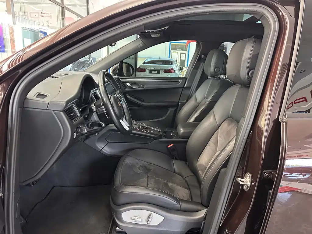 PORSCHE MACAN