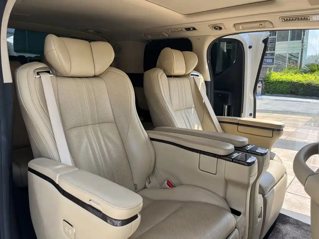 Toyota Alphard — миниатюра 5