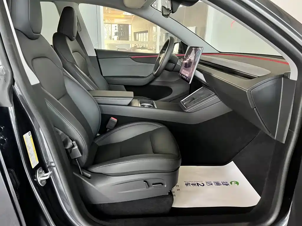 Tesla Model Y — миниатюра 18