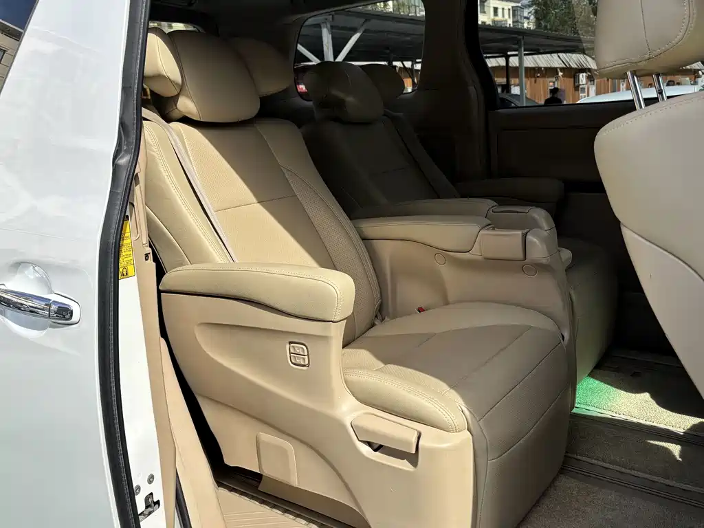 Toyota Alphard — миниатюра 7
