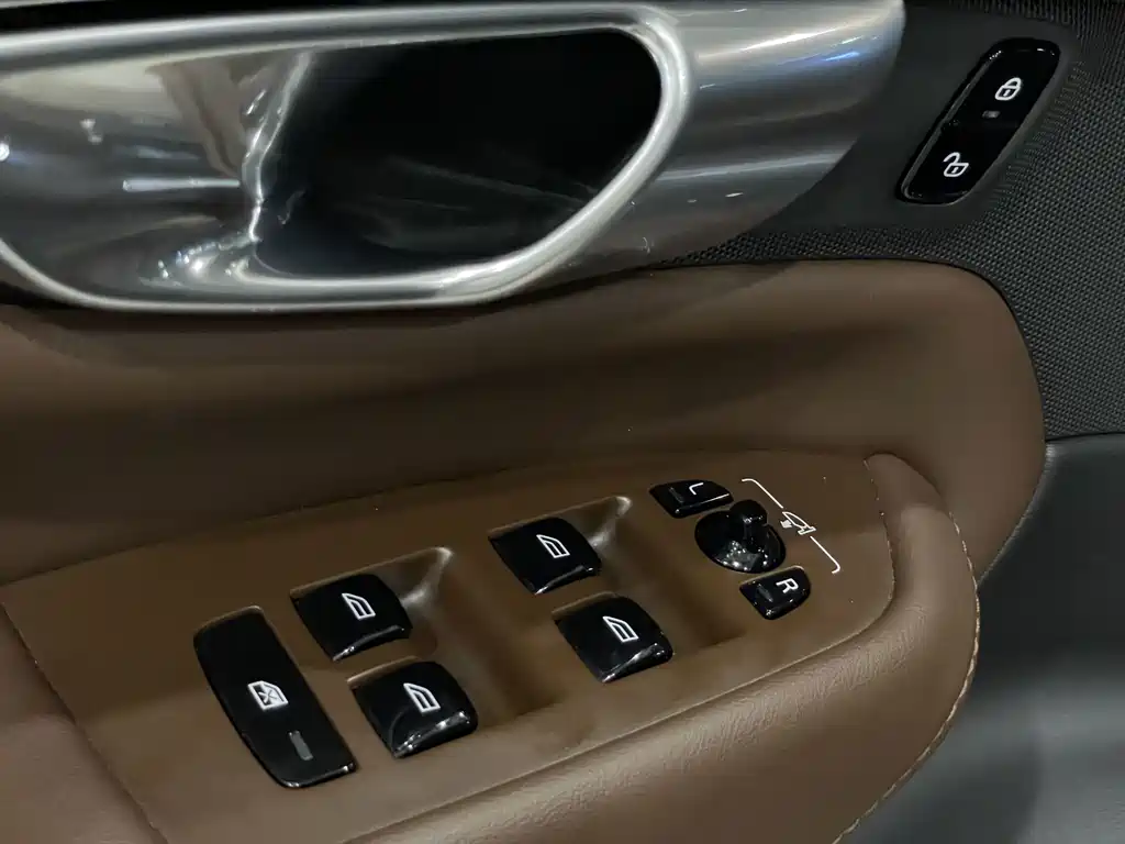 Volvo XC90 — миниатюра 11