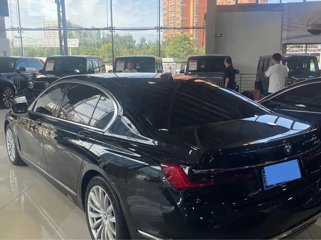 BMW 7 Series — миниатюра 10