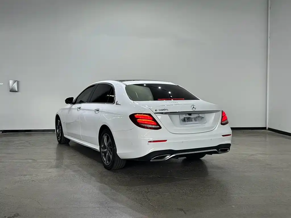 Mercedes-Benz E-Class — миниатюра 13
