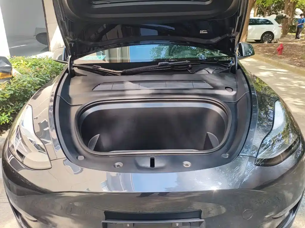 Tesla Model Y — миниатюра 20