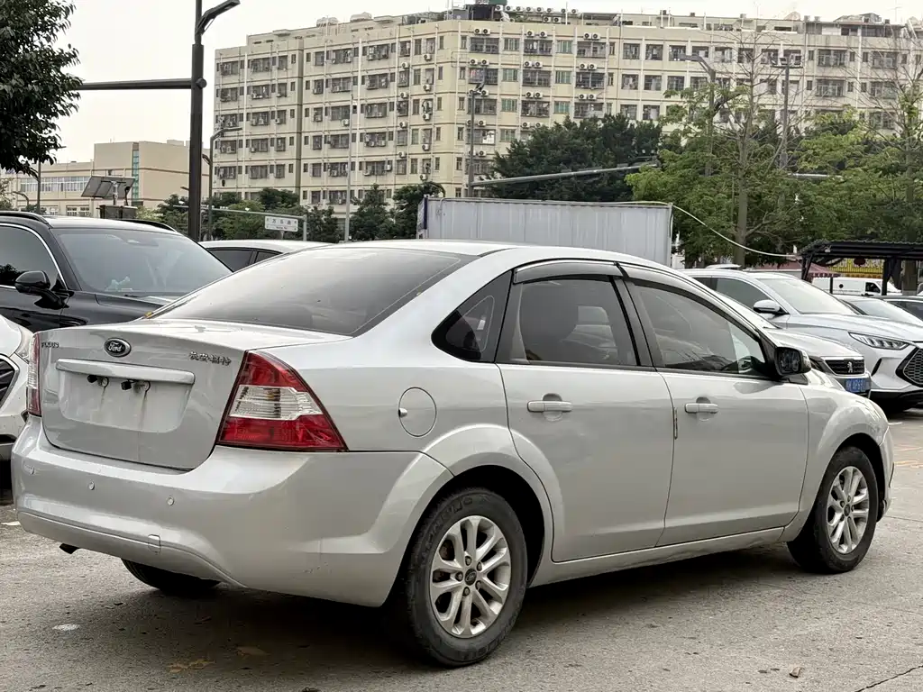 Ford Focus 2013 1.8L AT