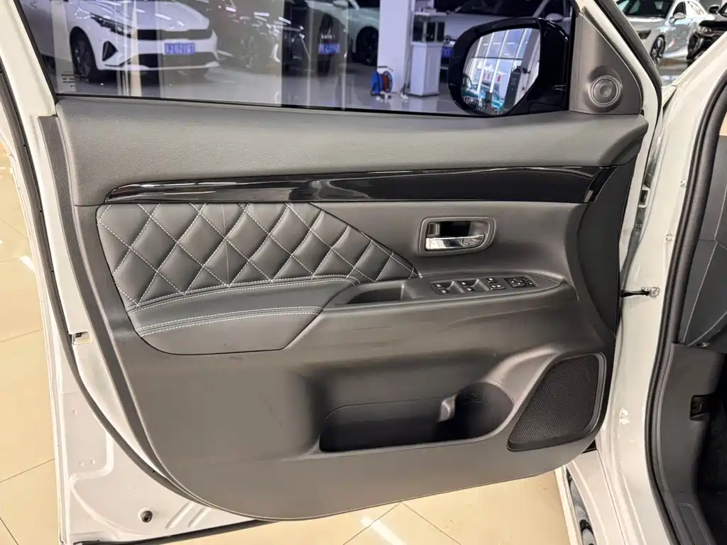 Mitsubishi Outlander — миниатюра 8