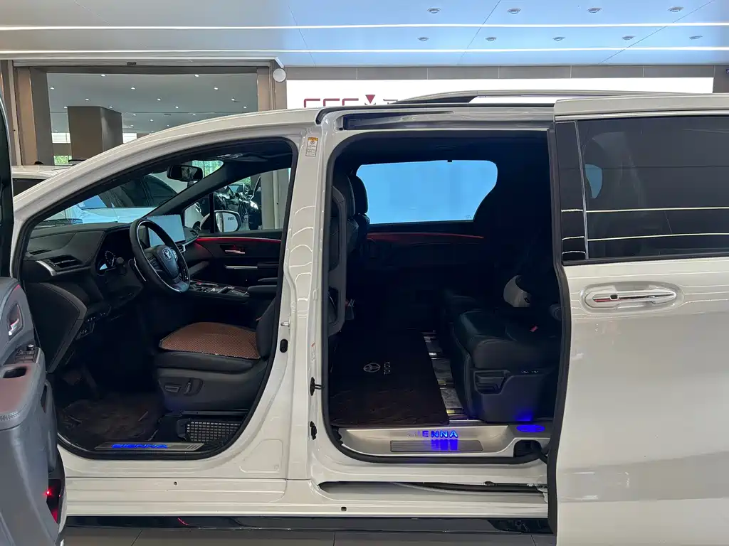 Toyota Sienna — миниатюра 12