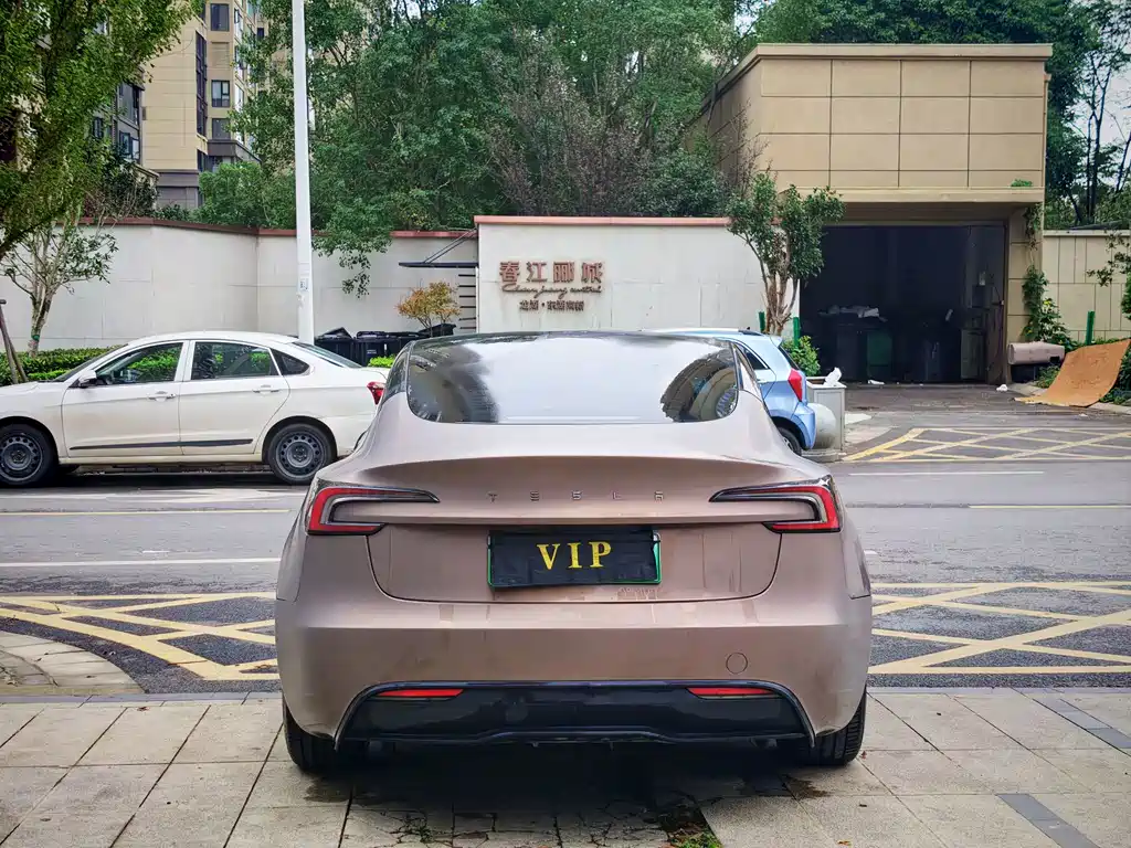 Tesla Model 3 — миниатюра 10