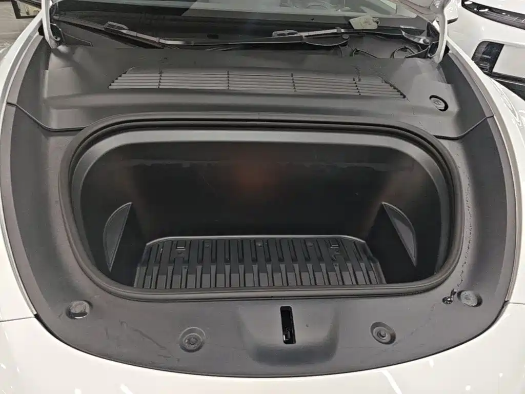 Tesla Model Y — миниатюра 20