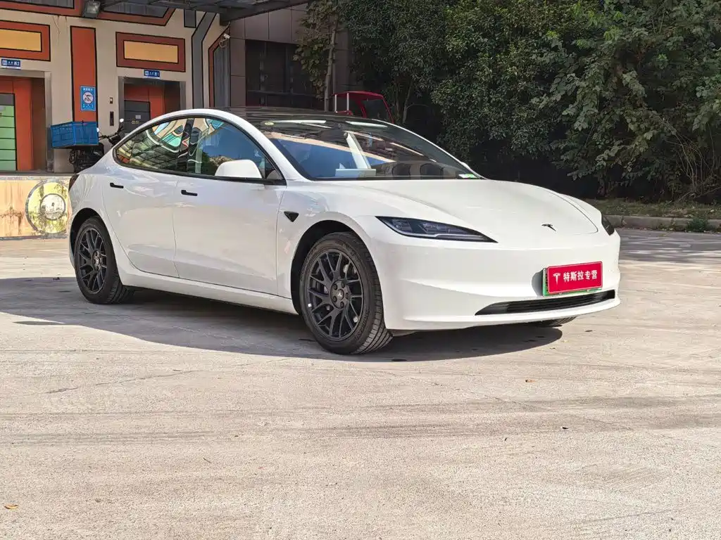 Tesla Model 3 — миниатюра 3