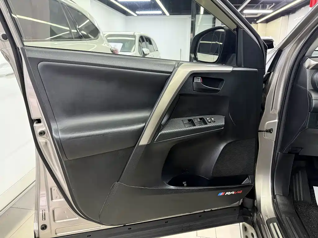 Toyota RAV4 — миниатюра 7