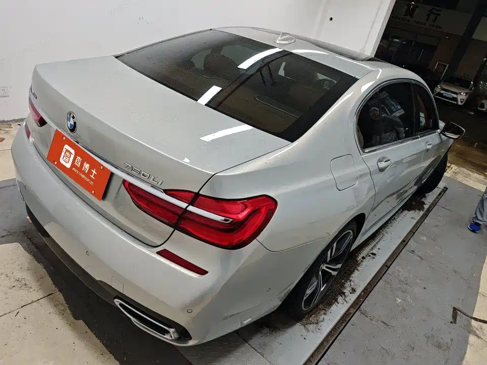 BMW 7 Series — миниатюра 9