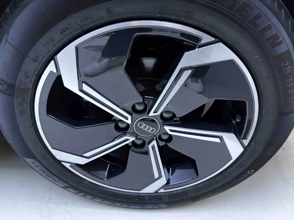 Audi Q2L e-tron — миниатюра 4