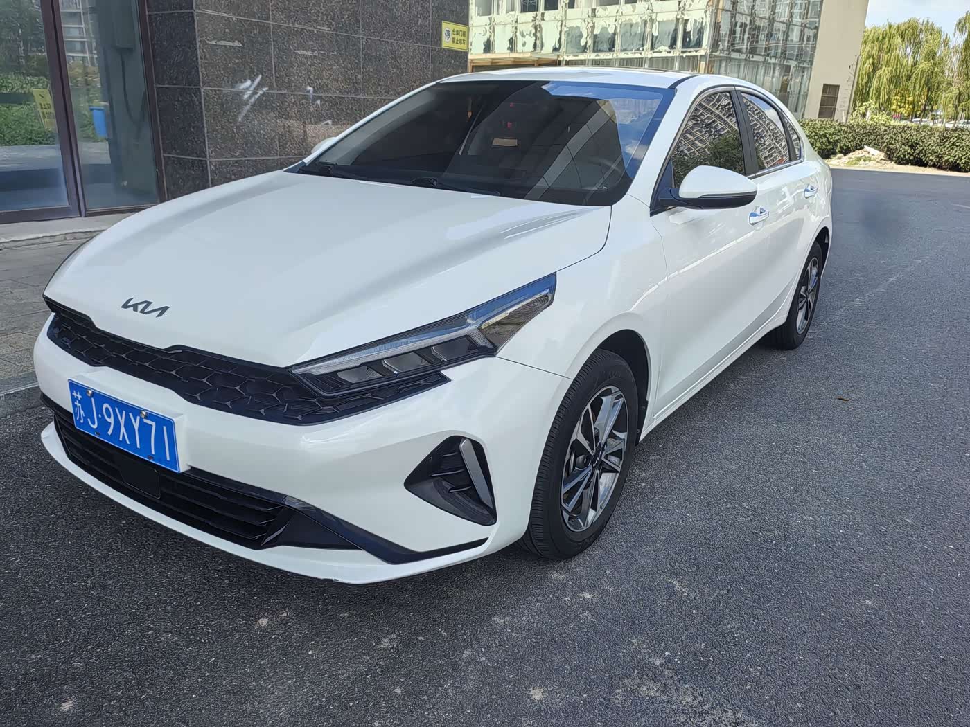 Kia K3 1.5 л 2023 г. Белый, пробег 35000 км