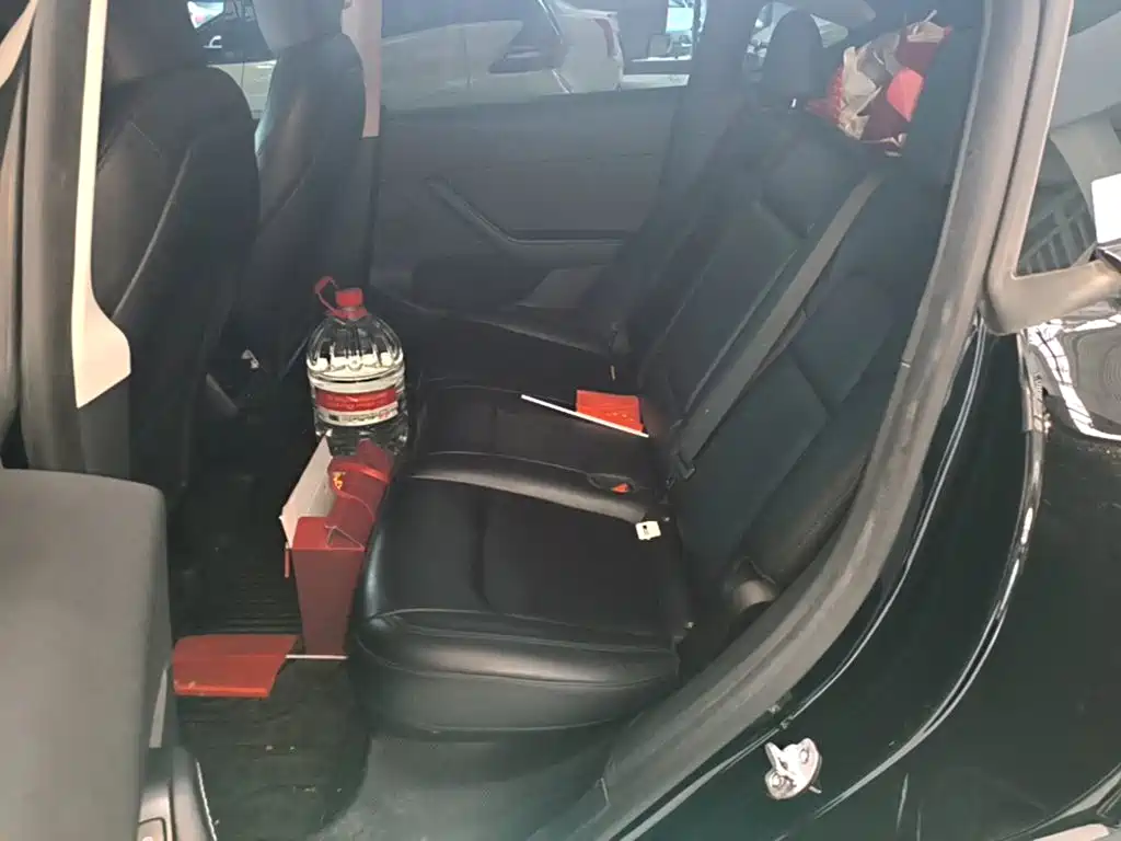 Tesla Model Y — миниатюра 17