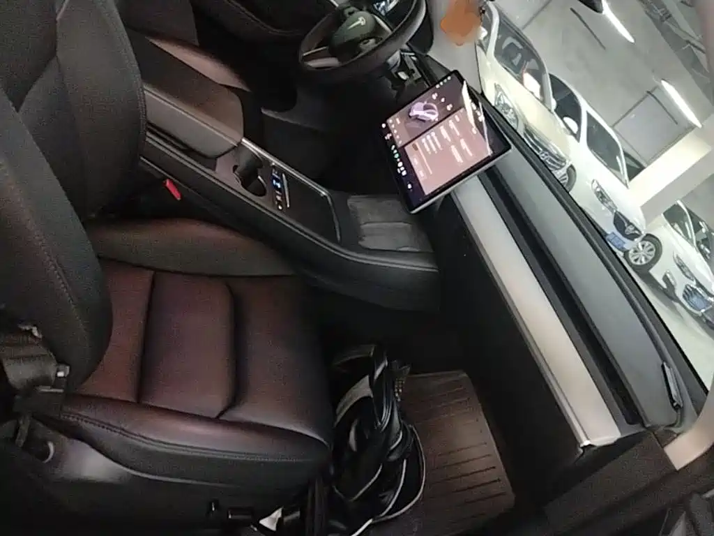 Tesla Model Y — миниатюра 25