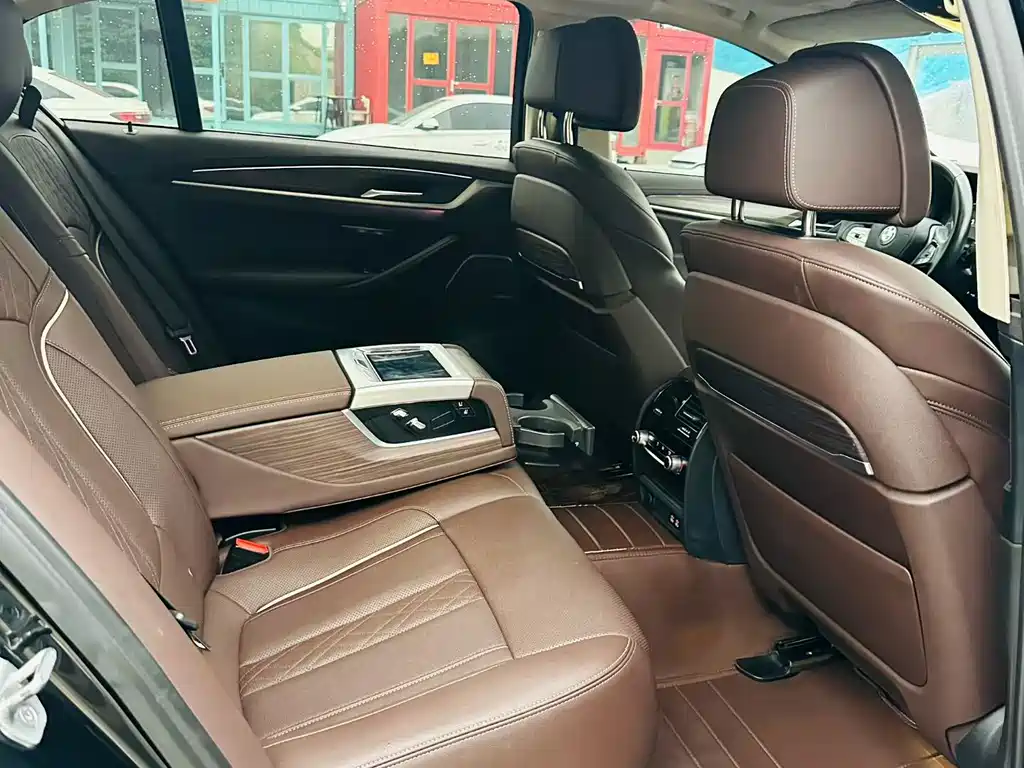 BMW 5 Series — миниатюра 6
