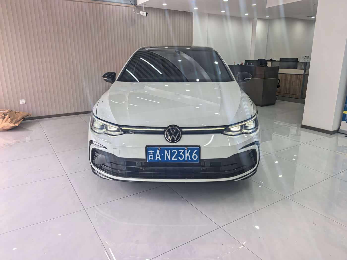 Volkswagen Golf 1.4 л 2023 г. Белый, пробег 22000 км