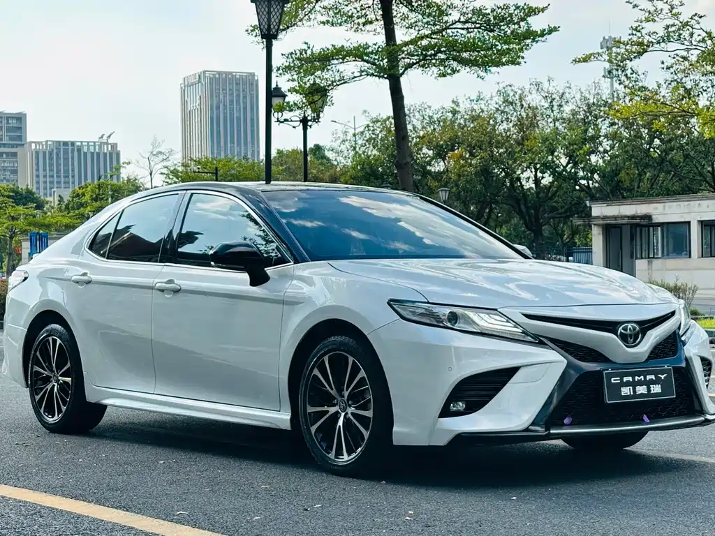 Toyota Camry — миниатюра 3
