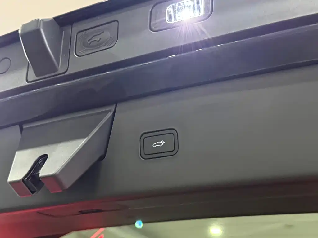 Volvo XC70 PHEV — миниатюра 17