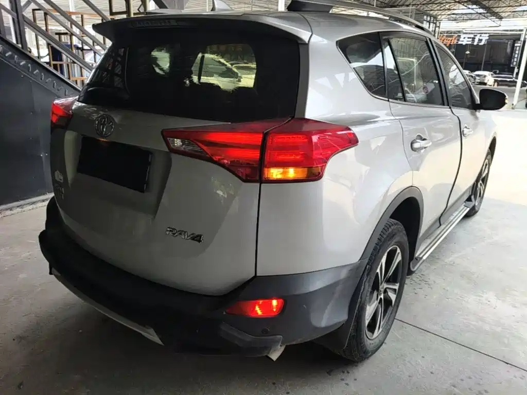 Toyota RAV4 — миниатюра 7