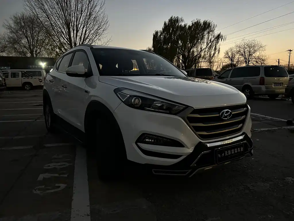 MODERN TUCSON