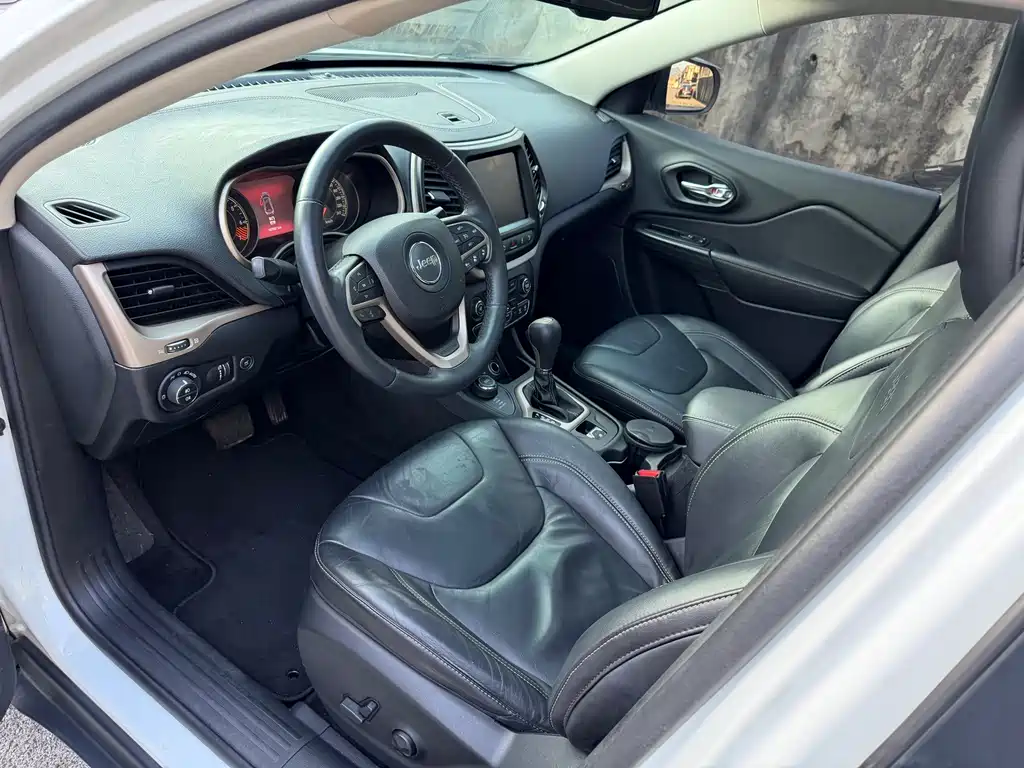 Jeep Cherokee (Import) — миниатюра 8